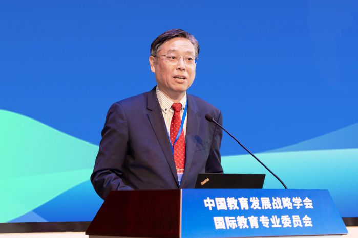 中國(guó)教育發(fā)展戰(zhàn)略學(xué)會(huì)國(guó)際教育專業(yè)委員會(huì)第二屆理事會(huì)理事長(zhǎng)、上海外國(guó)語(yǔ)大學(xué)黨委原書記姜鋒